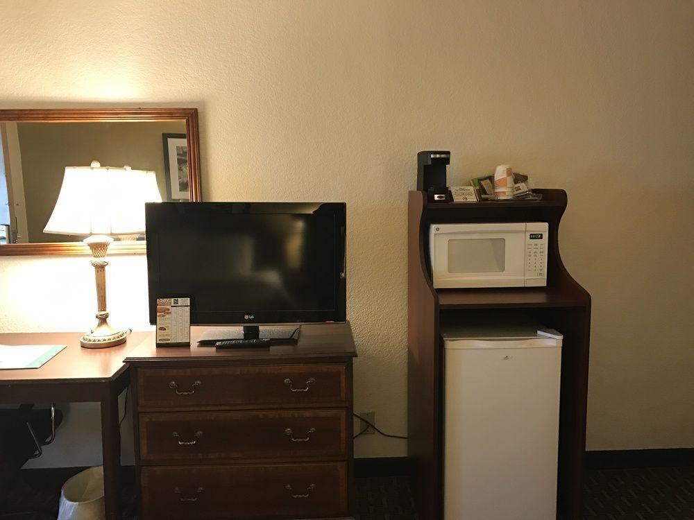 Quality Inn Milwaukee- Брукфилд Экстерьер фото