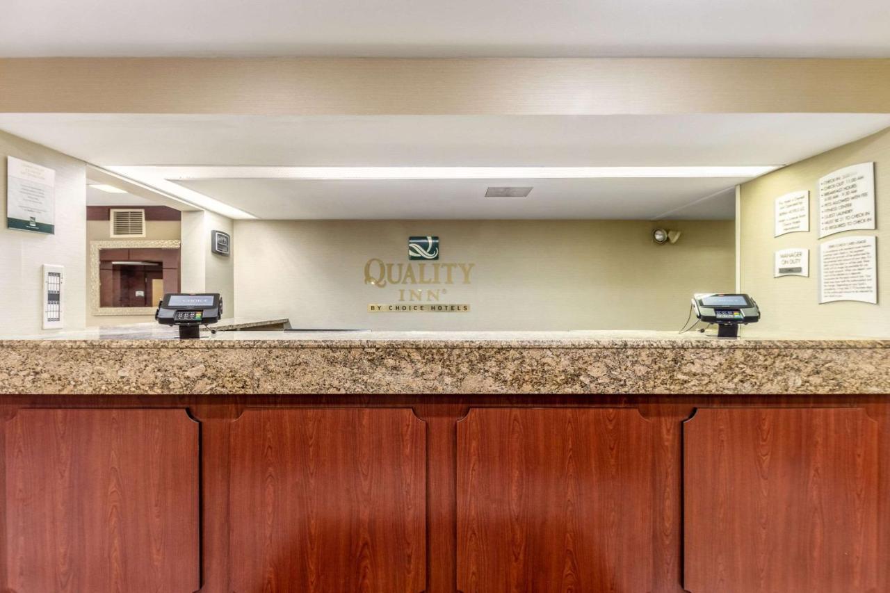 Quality Inn Milwaukee- Брукфилд Экстерьер фото