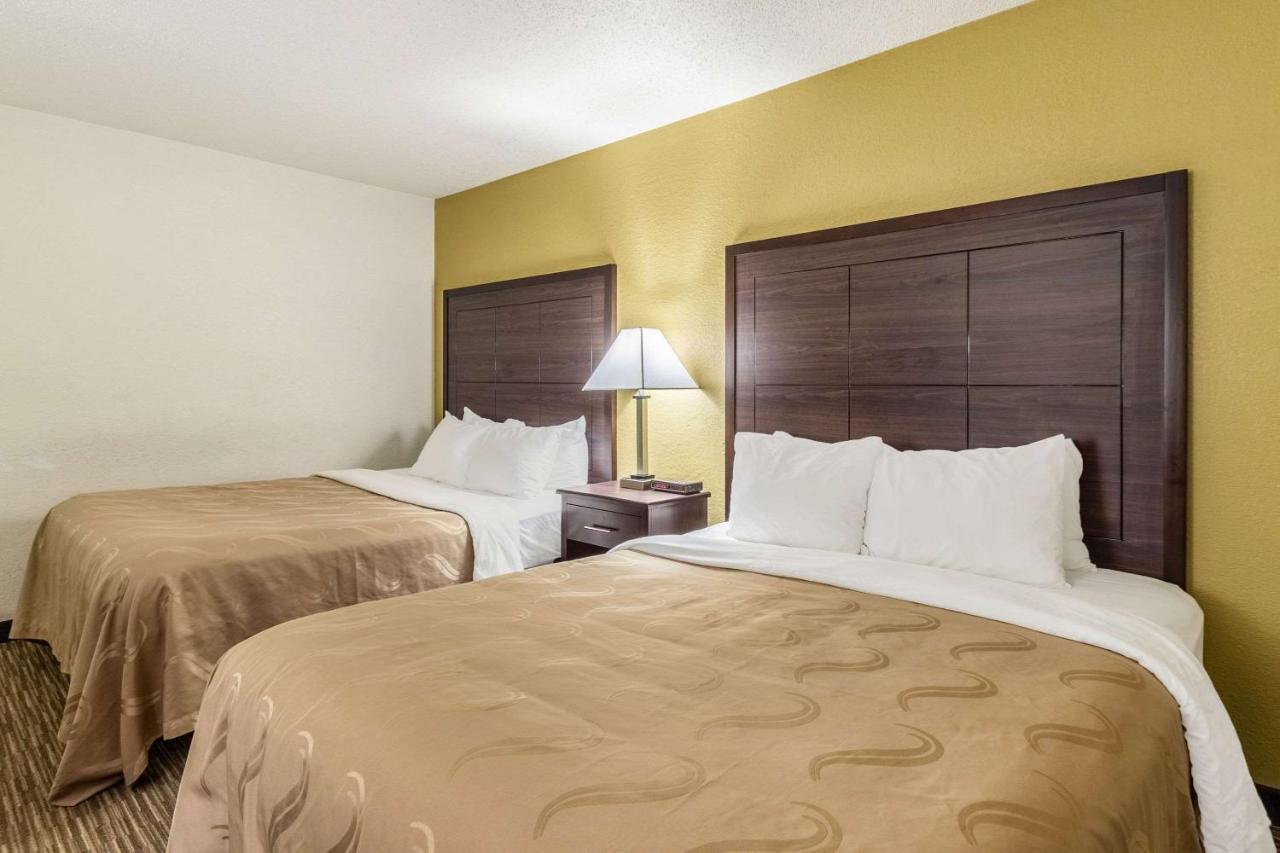 Quality Inn Milwaukee- Брукфилд Экстерьер фото